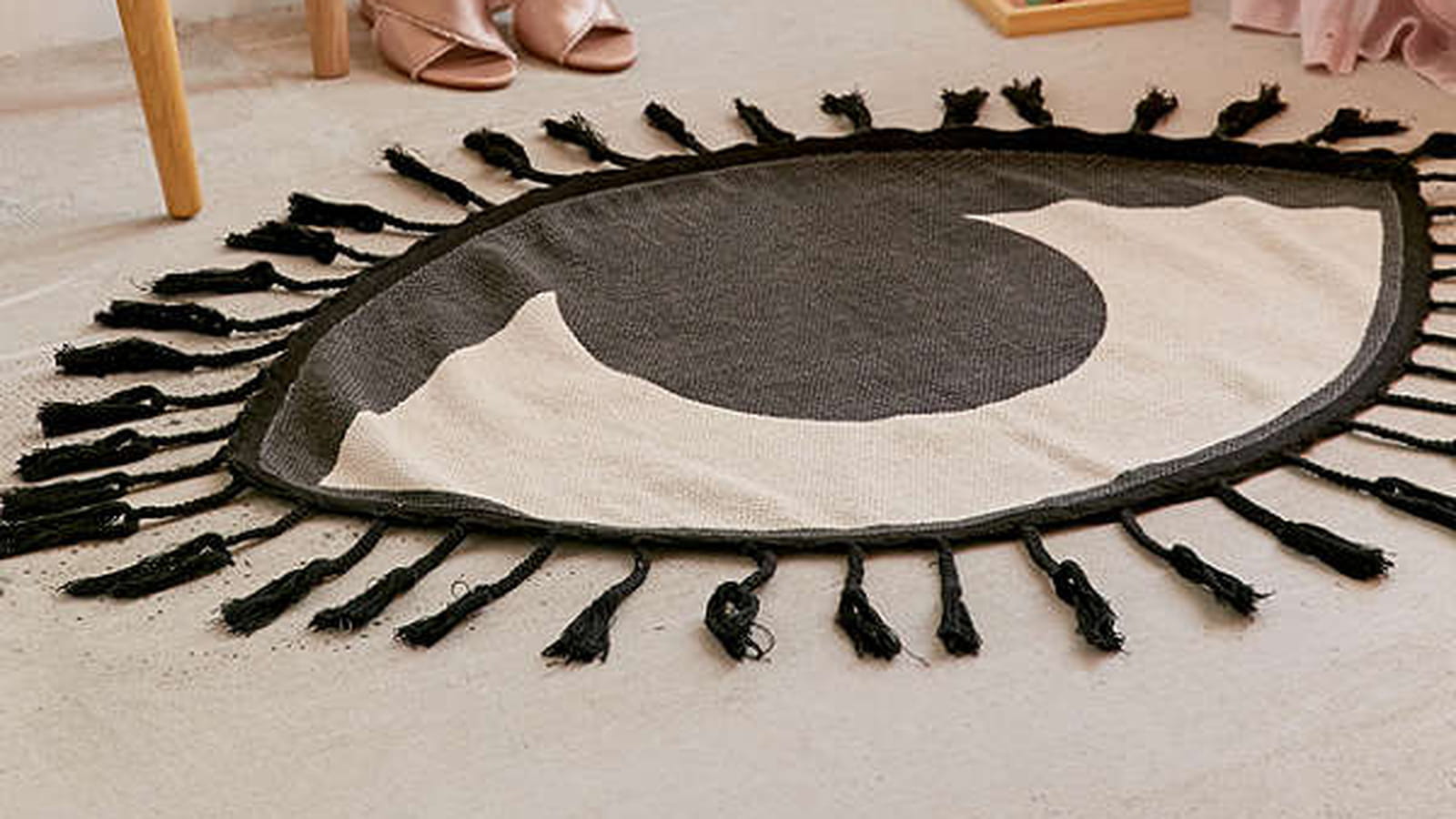 Tapis à gland en forme d’œil Urban Outfitters