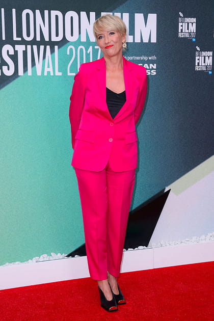 Emma Thompson en costume fuchsia