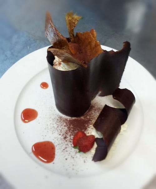 Coque en chocolat aux fraises et à la glace vanille