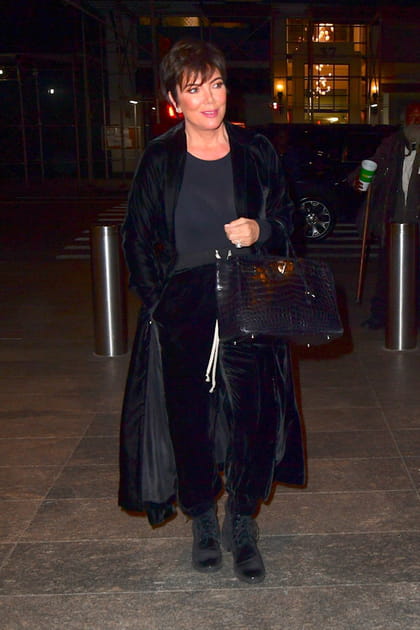 Kris Jenner en manteau noir en velours