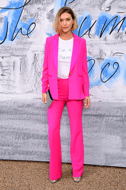 Arizona Muse en costume rose n&eacute;on et T-shirt blanc