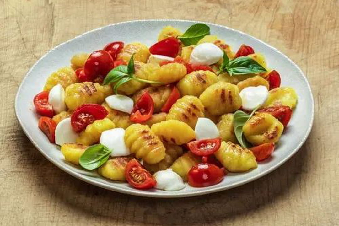 Gnocchi à poêler tradition avec tomates cerises, mozzarella fondue et