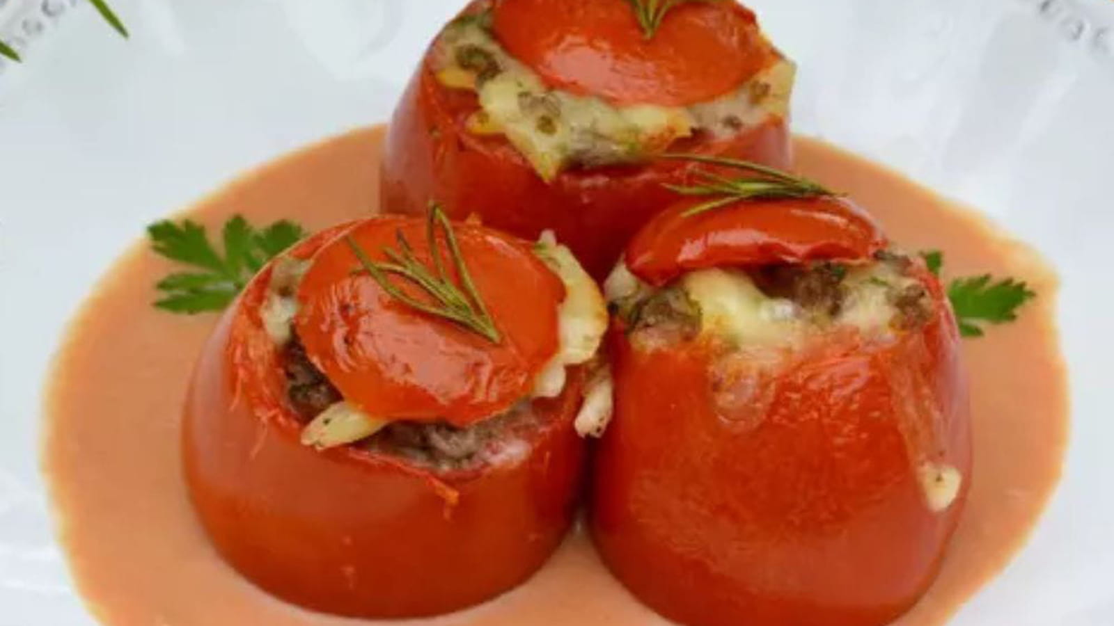 Tomates farcies aux risone et à la viande, sauce crémeuse tomate et balsamique