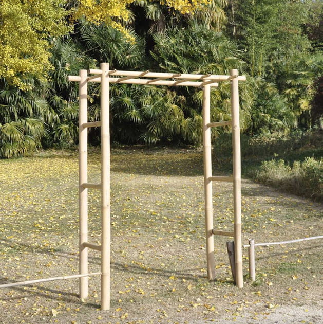 Une arche de jardin en bambou