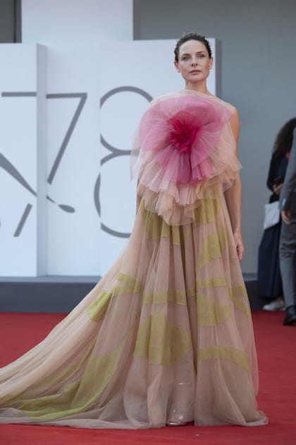 Rebecca Ferguson en robe en tulle