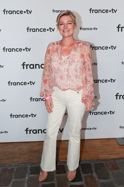 Anne-Elisabeth Lemoine en blouse imprim&eacute;e et jean blanc