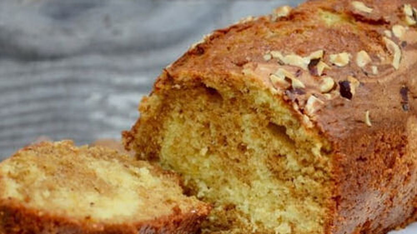 Cake marbré à la vanille, au praliné et aux noisettes
