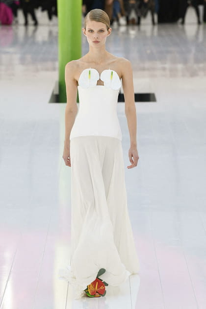 Silhouette Loewe en bustier blanc &agrave; fleurs et jupe fluide