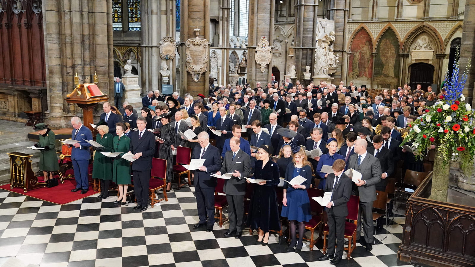 L'assemblée assiste à la messe en l'honneur du prince Philip