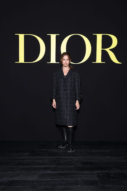 Lou de Laâge en robe à carreaux noire au défilé Dior printemps-été 2024
