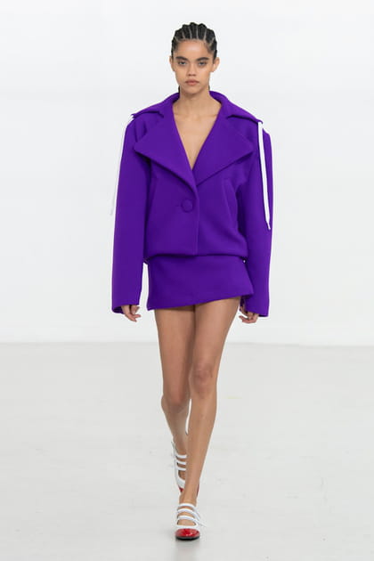 Minijupe violette et veste boutonn&eacute;e aper&ccedil;ues sur le d&eacute;fil&eacute; Maitrepierre