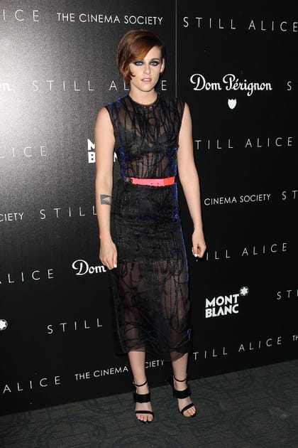 Kristen Stewart en robe ceinturée transparente Roksanda et escarpins Barbara Bui