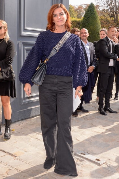 Fauve Hautot en pull bleu et pantalon noir