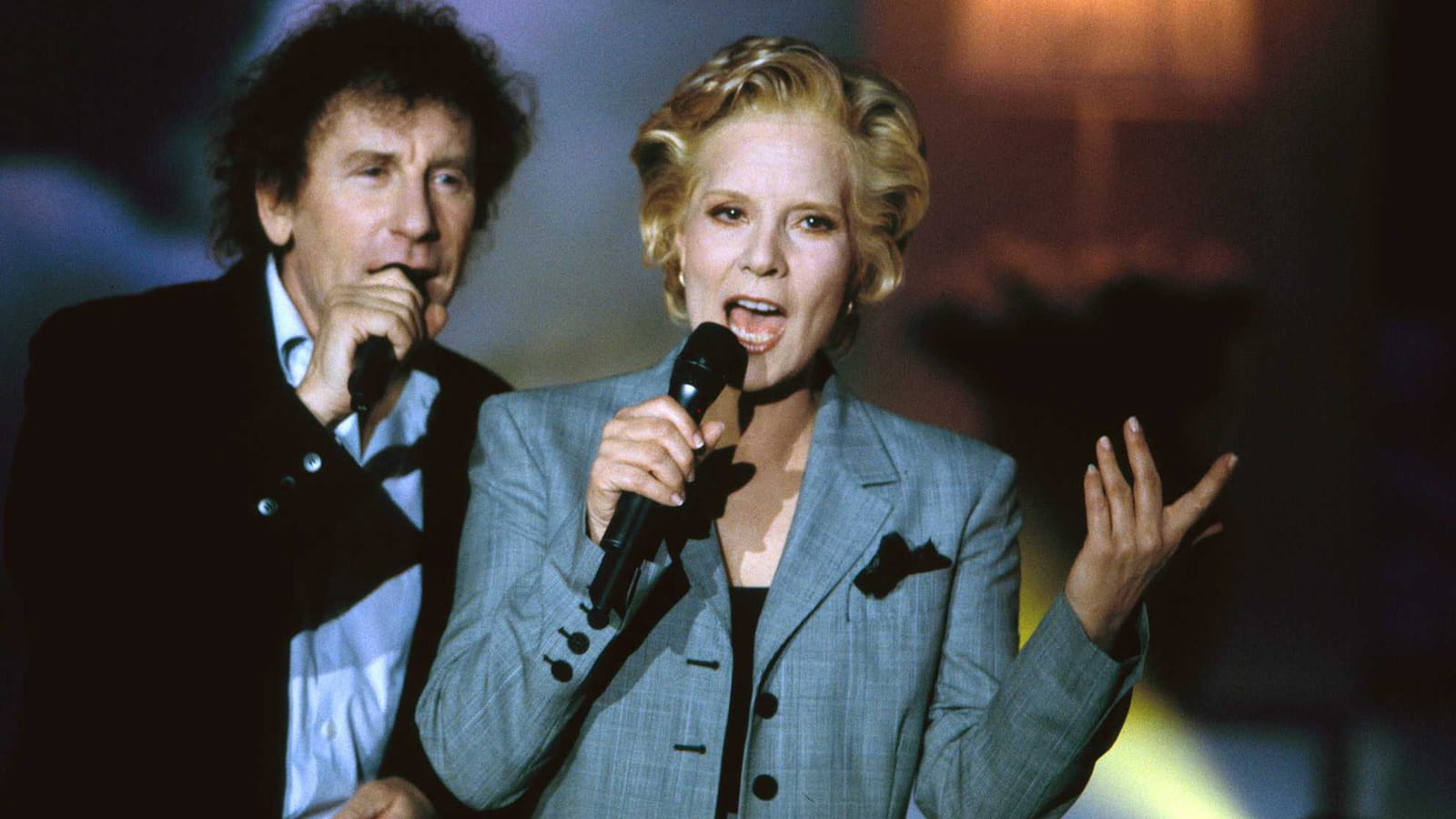 Sylvie Vartan et sa coupe courte blonde