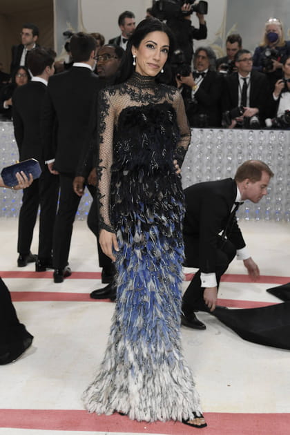 Huma Abedin en robe &agrave; plumes bleues Fendi