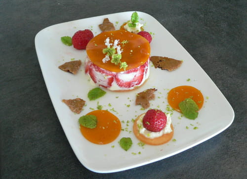 Fruits de l'été, crème fouettée, gelée de poivron, croquants caramélisés.