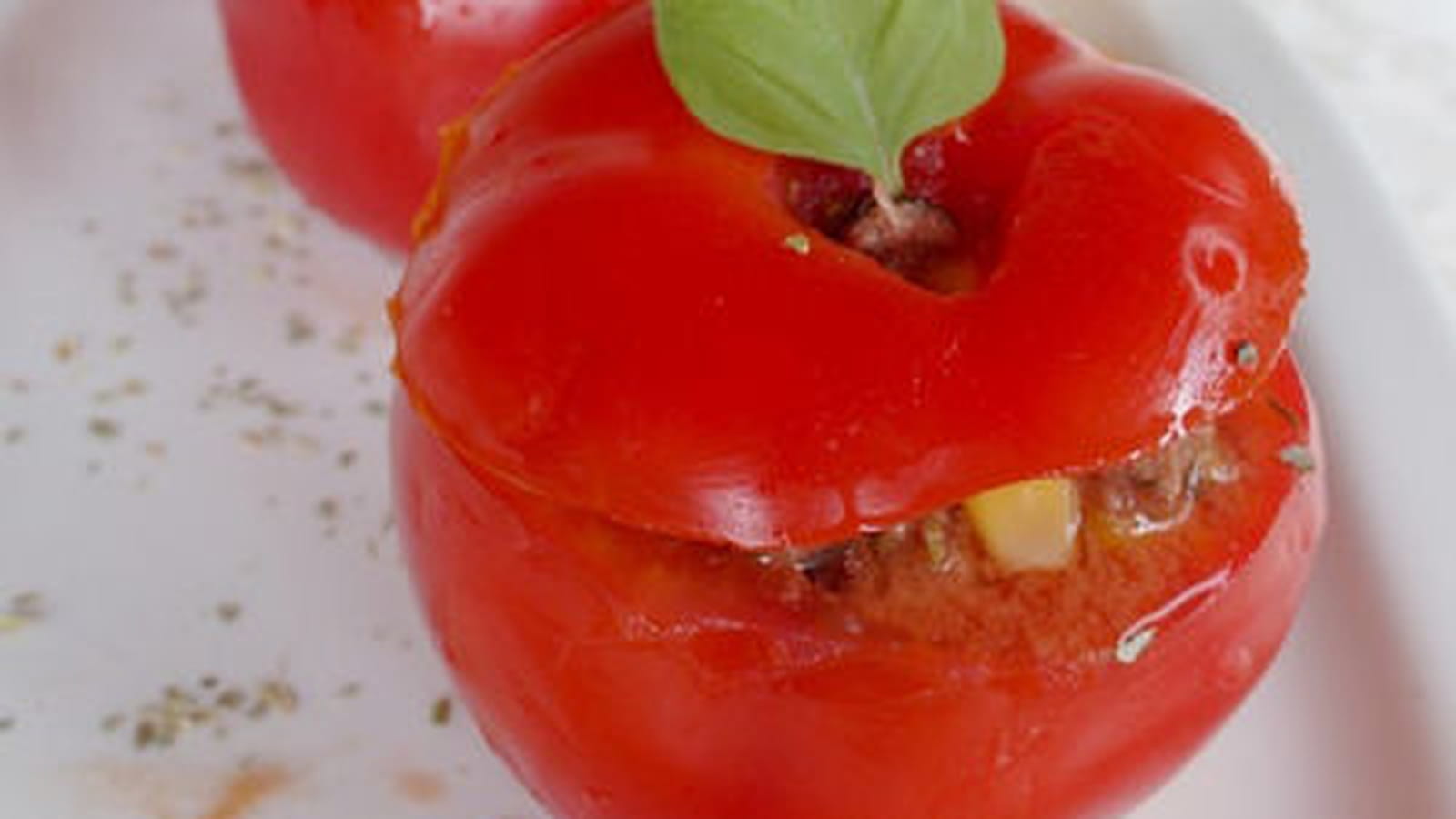 Tomates farcies froides au thon, maïs et olives