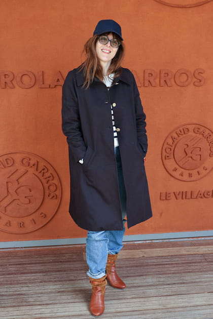 Val&eacute;rie Donzelli en casquette, manteau trois-quarts et jean clair