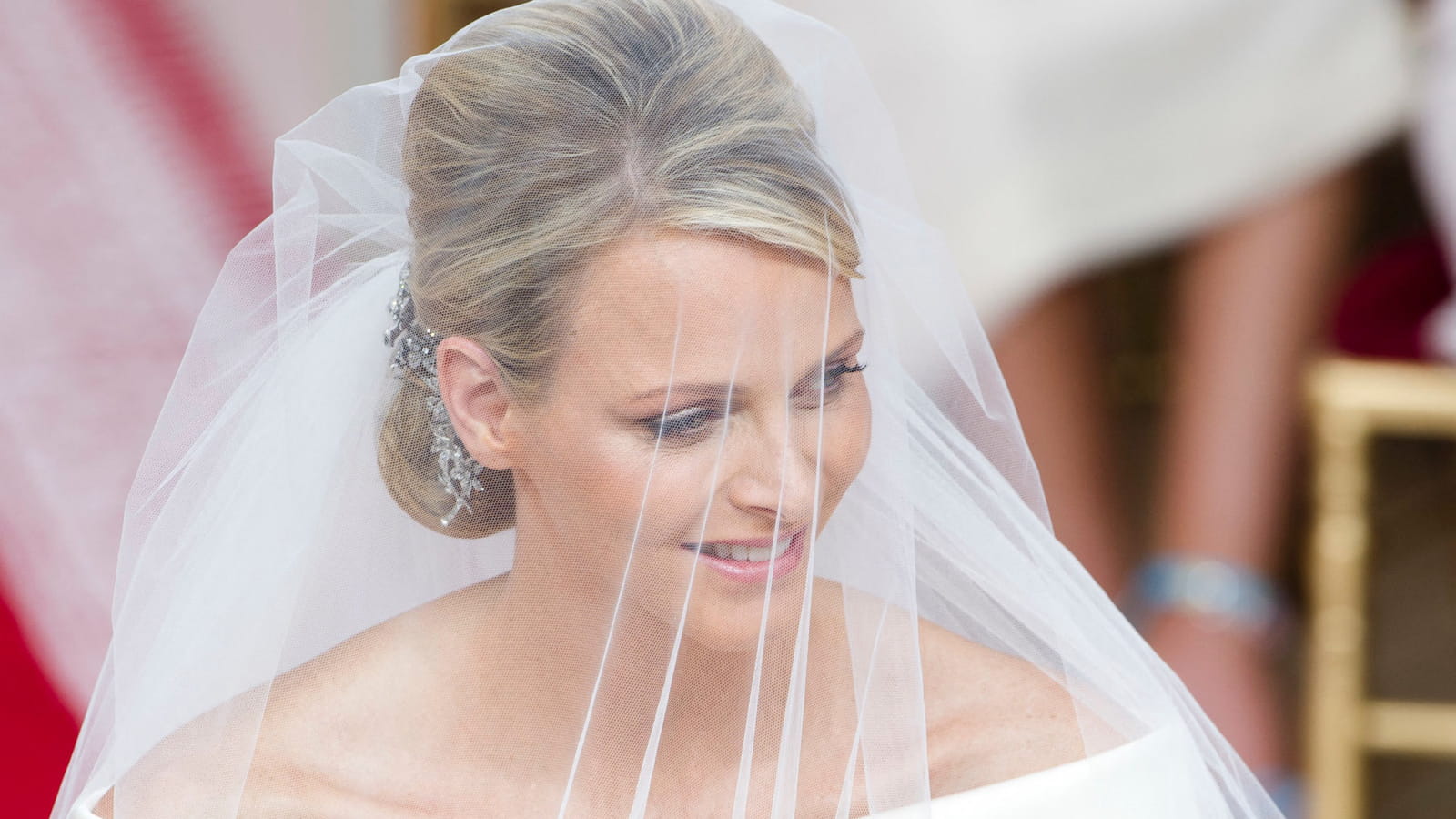 Le chignon de mariée orné d'un bijou de Charlene de Monaco