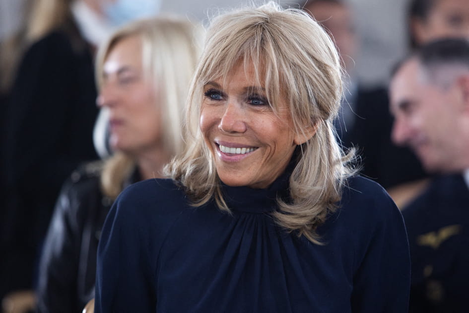 Brigitte Macron, merveilleuse avec sa demi-queue floue