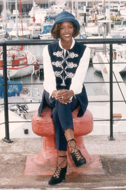 Naomi Campbell en bob et veste &agrave; passementerie