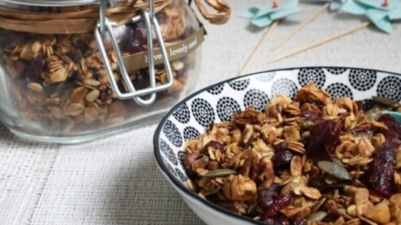 Granola maison aux cranberries, noix de pécan