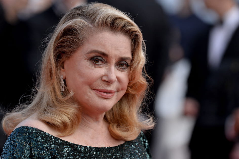 Les paupi&egrave;res gris fonc&eacute; de Catherine Deneuve
