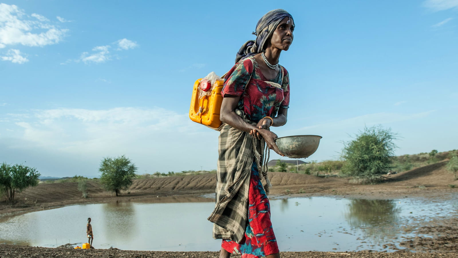 Farah ramène de l'eau au village