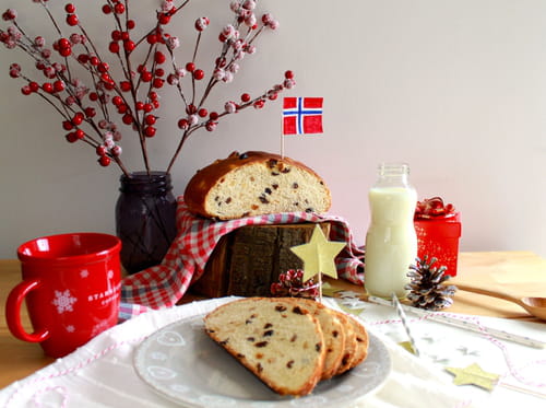 Julekake, gâteau de Noël brioché norvégien aux fruits secs et confits, parfumé à la cardamome