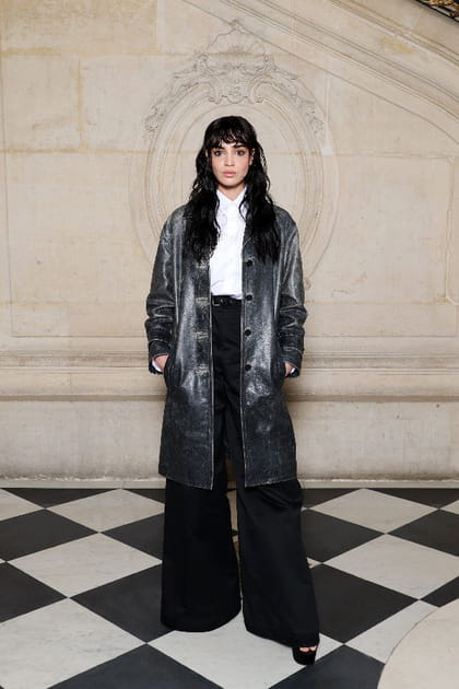 Souheila Yacoub en pantalon noir ample et manteau en cuir au d&eacute;fil&eacute; Dior haute couture printemps-&eacute;t&eacute; 2024