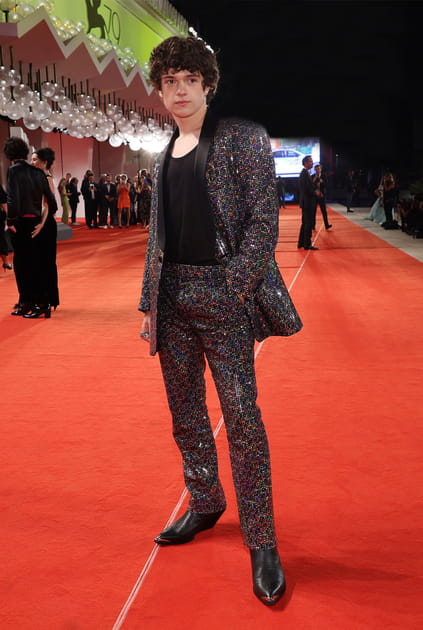 Noah Jupe en costume de sequins arc-en-ciel Celine