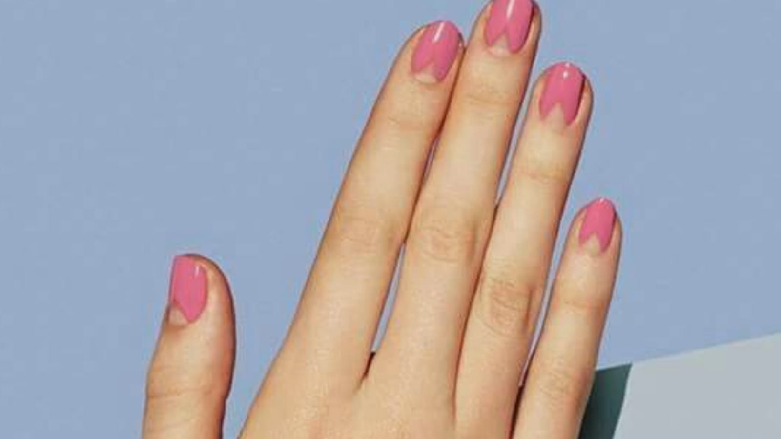 Une manucure rose triangulaire