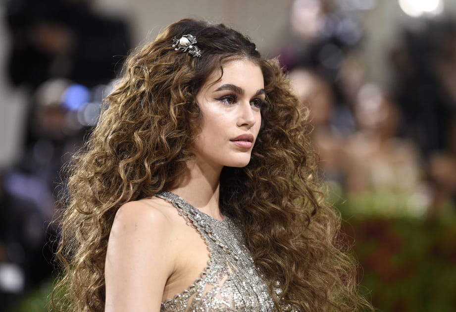 Les boucles maxi volume de Kaia Gerber