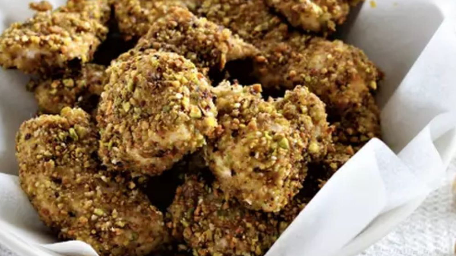 Blancs de poulet panés aux pistaches Wonderful™, façon nuggets au four
