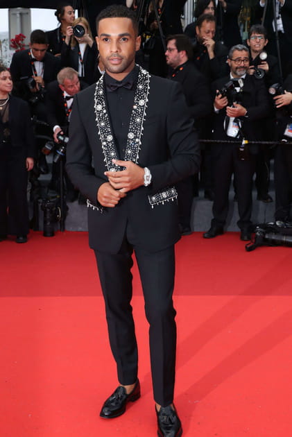 Lucien Laviscount en costume noir aux détails brillants