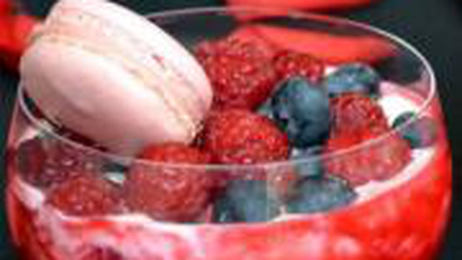 Verrines au yaourt grec et coulis de framboises
