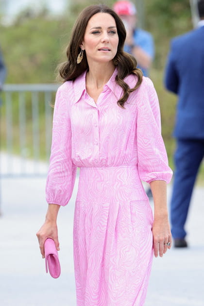 Kate Middleton en robe chemise rose &agrave; manches ballons