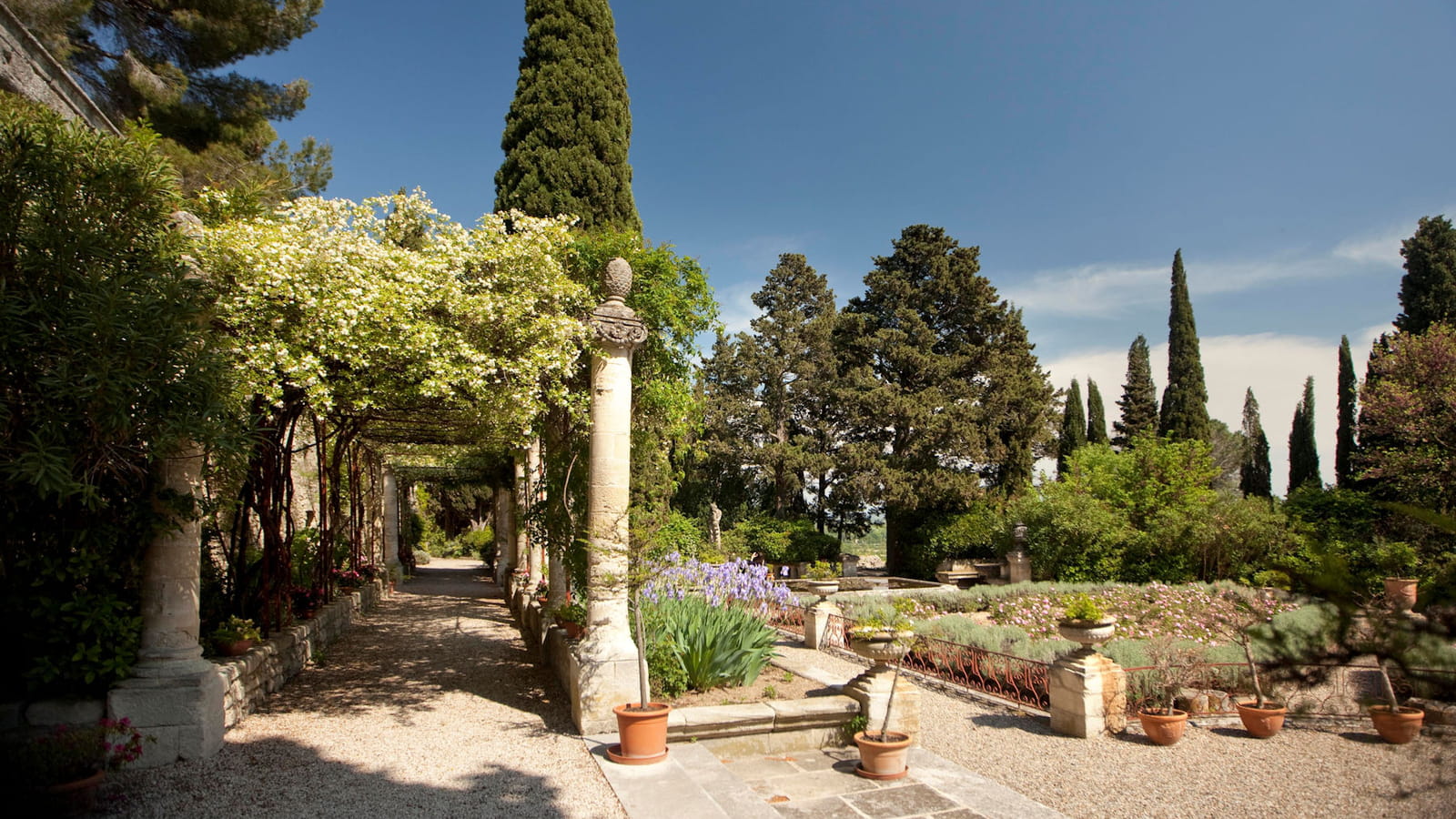 Bassins, roseraie et sculptures