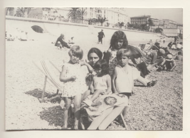 Yvonne et ses quatre enfants à Nice, années 40