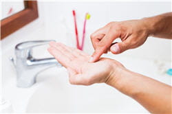 avant de manipuler des lentilles, il faut toujours se laver les mains.