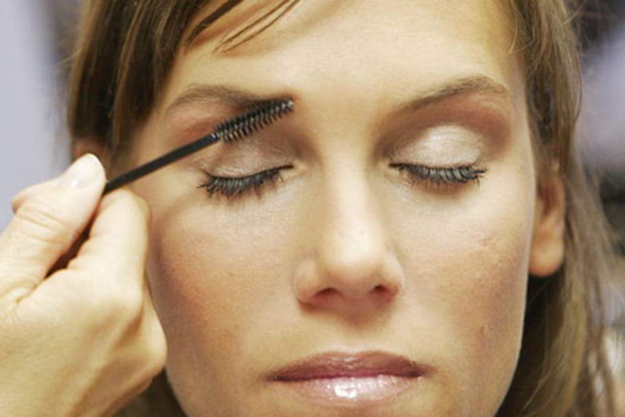 Il Hausse Les Sourcils Quand Il Me Voit Les sourcils