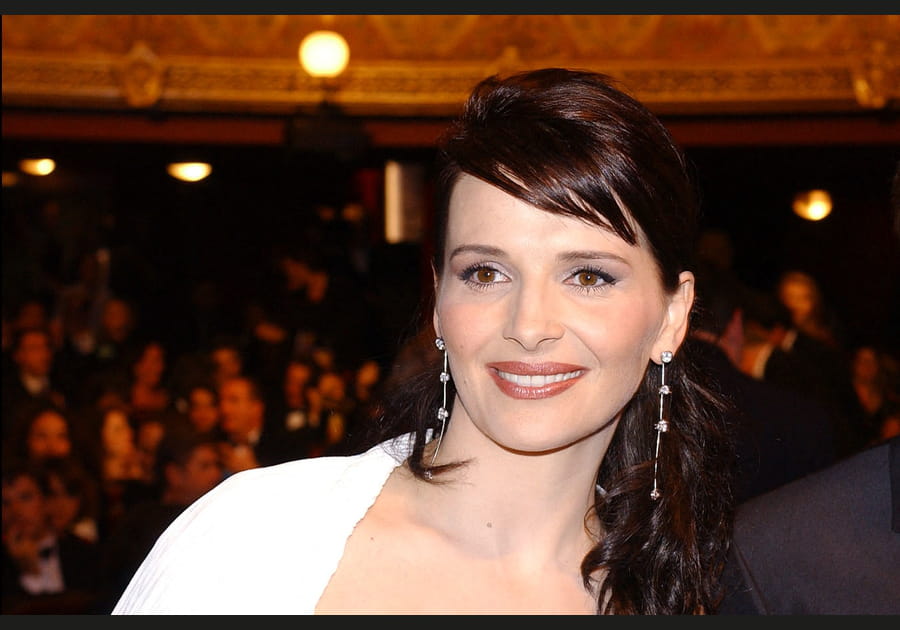 Le one shoulder de Juliette Binoche