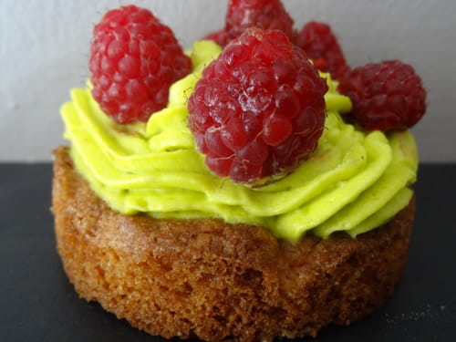 Crème pistache aux framboises sur sablé breton
