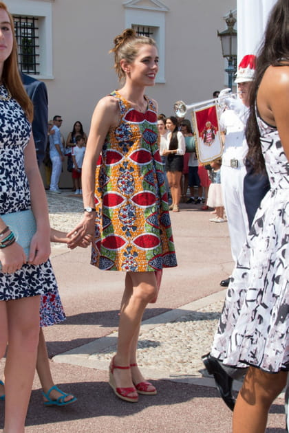 Charlotte Casiraghi en robe courte &agrave; imprim&eacute;s multicolores