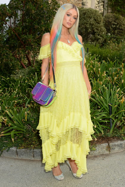 Paris Hilton en robe jaune à volants