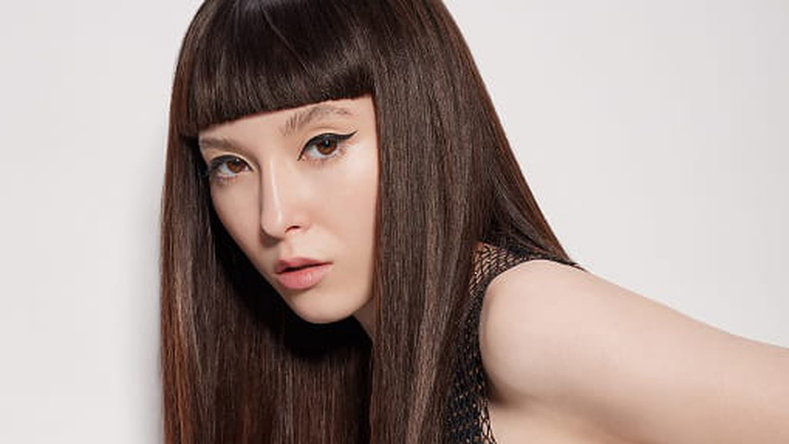 Cheveux lisses avec frange droite