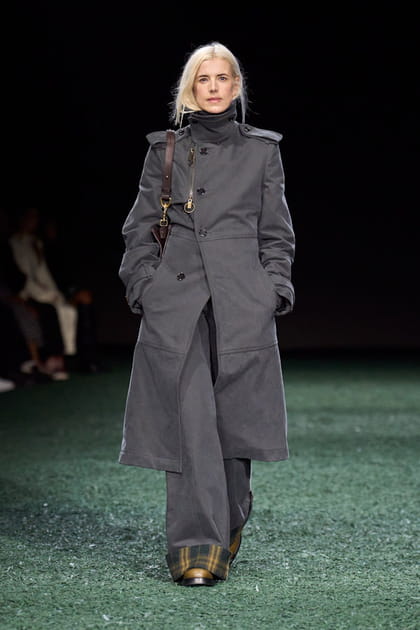 Trench anthracite et pantalon &agrave; revers imprim&eacute;&nbsp;aper&ccedil;us sur le d&eacute;fil&eacute; Burberry