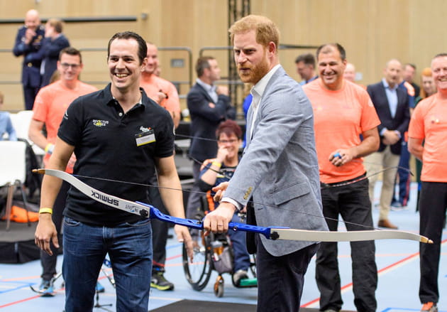Le prince Harry joue &agrave; Robin des Bois