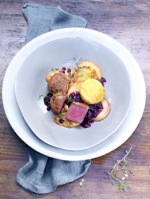 Médaillons de chevreuil et pommes sautées sauce Calvados avec des myrtilles sauvages