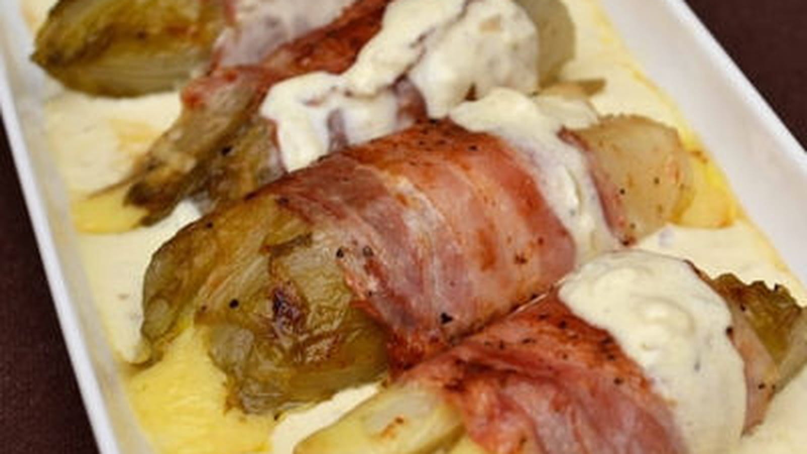 Roulade de chicons au comté, sauce crémeuse à l'échalote et Côtes du Jura